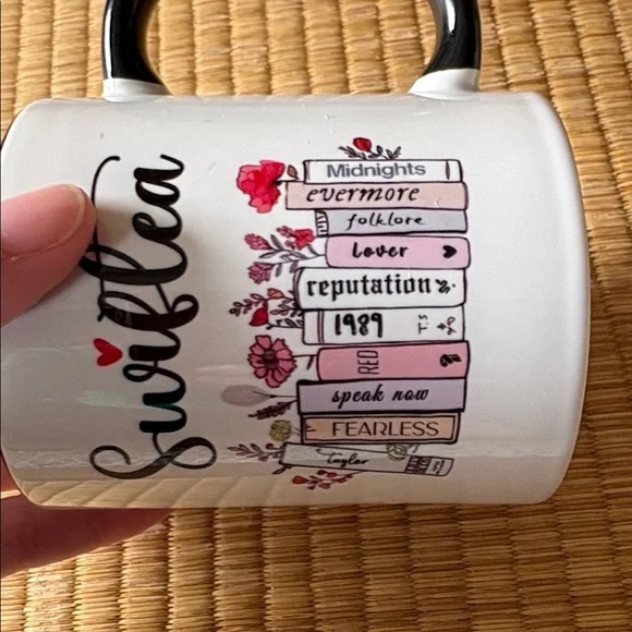 🆕TAYLOR SWIFT: Swiftea Mug with Black Handle - Picture 5 of 5